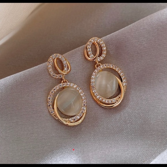 Jewelry - Fashionable Rhinestone Gold Plated Earrings